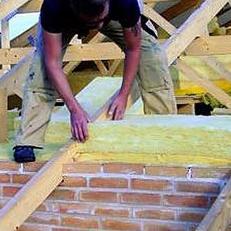 Detail zatepľovania strechy – ukladanie minerálnej vlny medzi krokvy krovu