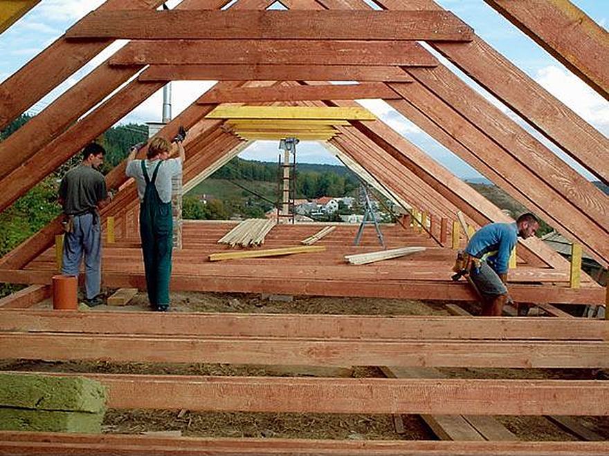 Majster pri montáži krovu, tesárske práce, Majstri Remesla Chynorany