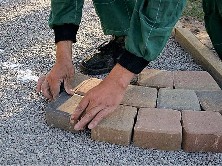 Pokládka zámkovej dlažby, spevnené plochy a chodníky