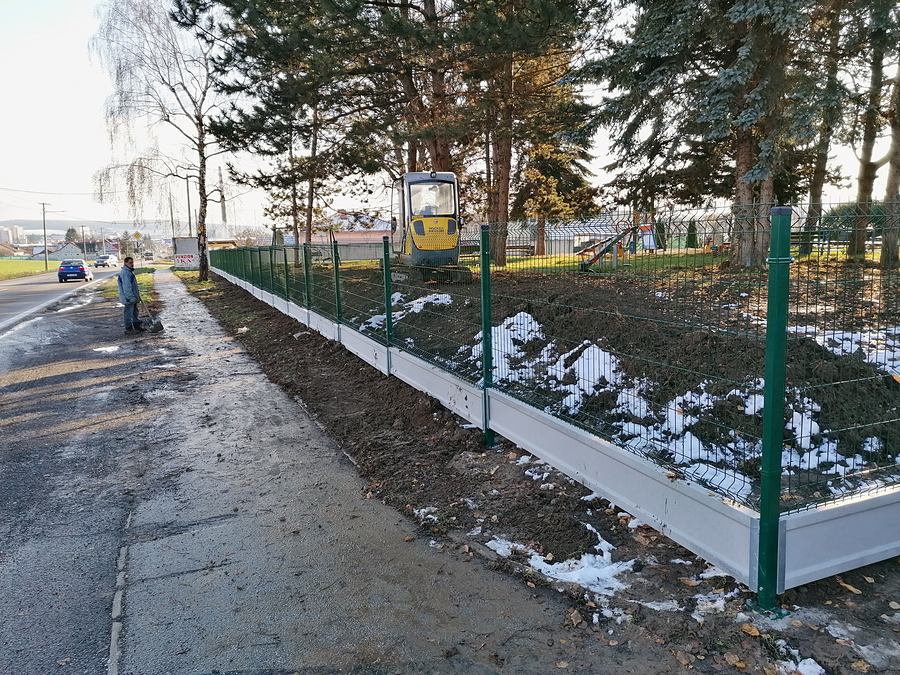 Rohová časť oplotenia s pletivom a soklom, Bánovce nad Bebravou