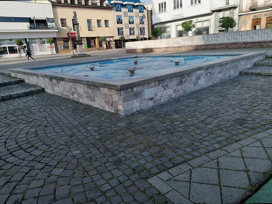 Kamenný obklad fontány po dokončení, Topoľčany