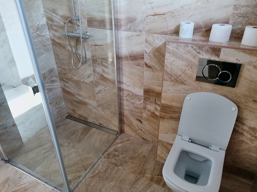 Sprchový kút a závesné WC, Chynorany, okres Partizánske