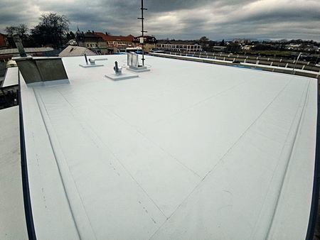 Nová plochá strecha s hydroizolačnou fóliou v Topoľčanoch
