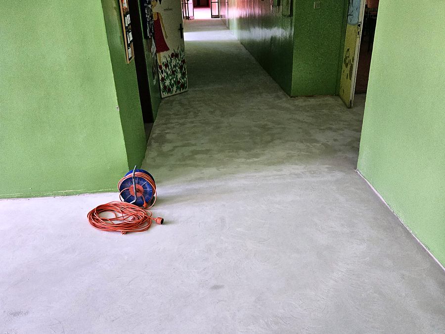 Chodba s novou podlahou po dokončení, Partizánske