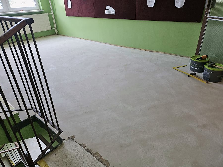Nová podlaha pri schodisku školy, Partizánske