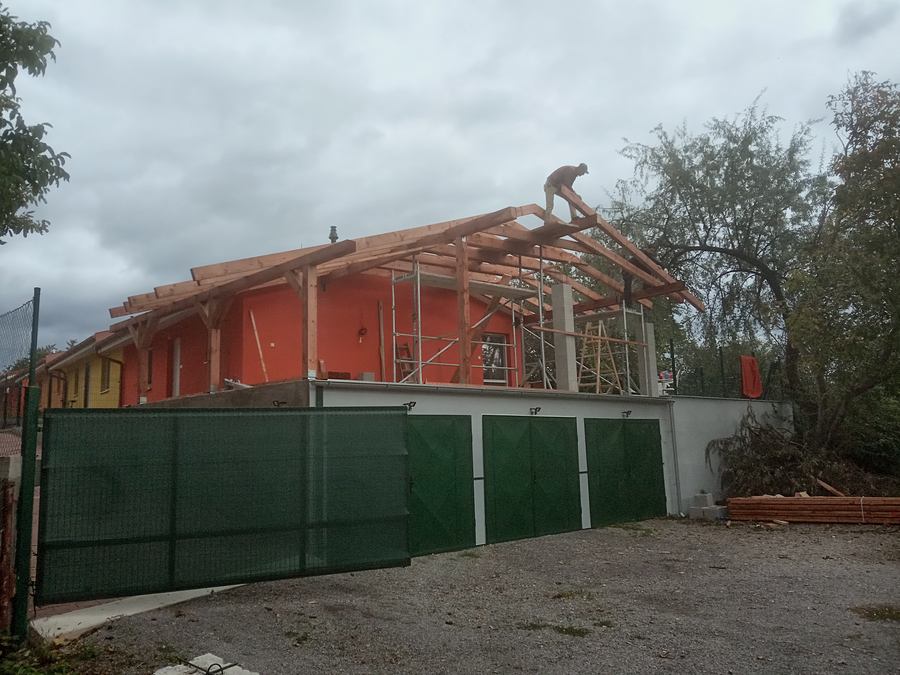 Montáž dreveného krovu na prístavbe, Jacovce, okres Topoľčany