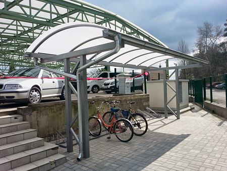Prístrešok na bicykle v Senici