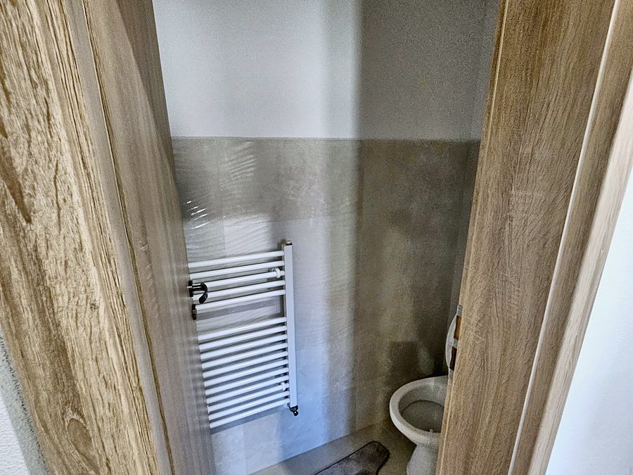 Závesné WC a rebríkový radiátor, Chynorany, okres Partizánske