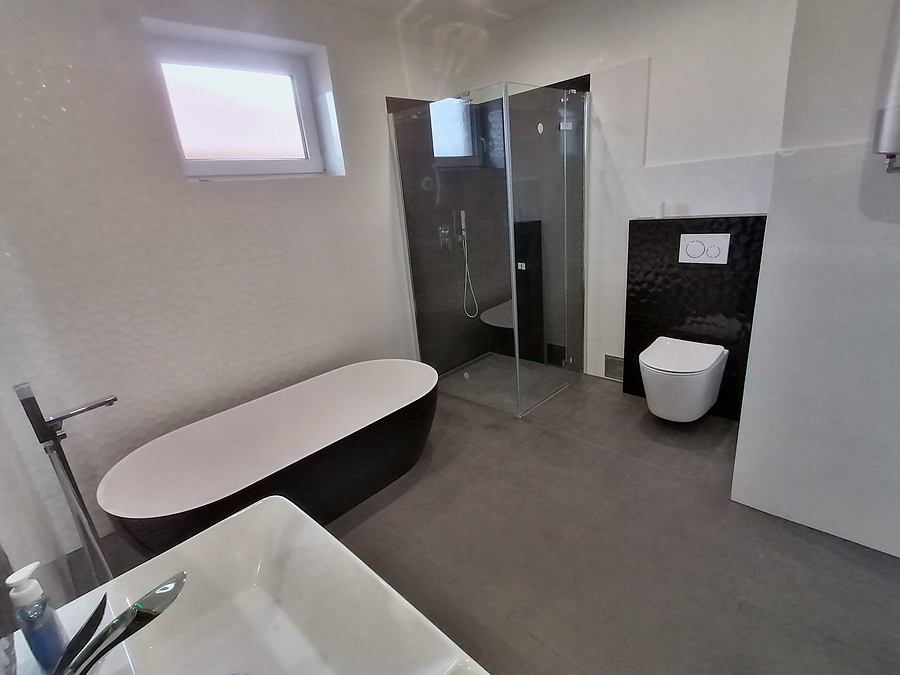 Voľne stojaca vaňa, sprchový kút a závesné WC