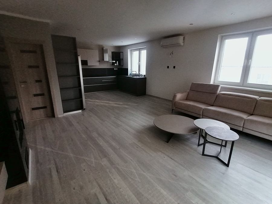 Obývačka spojená s kuchyňou po rekonštrukcii