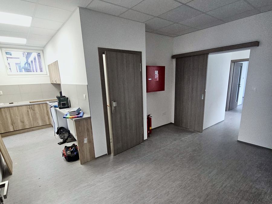 Chodba s novými dverami a podlahou, Partizánske