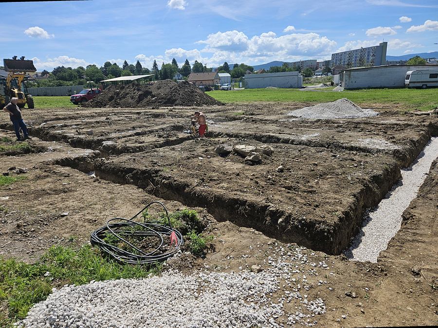 Výkop a základy rodinného domu, Bošany, okres Partizánske
