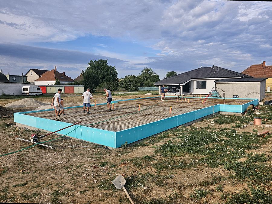 Armovanie základovej dosky pred betonážou, Bošany, okres Partizánske