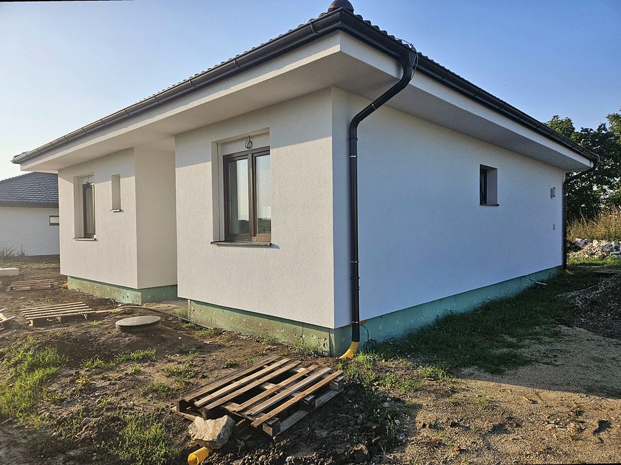 Rodinný dom po dokončení fasády, Chlebany, okres Bánovce nad Bebravou