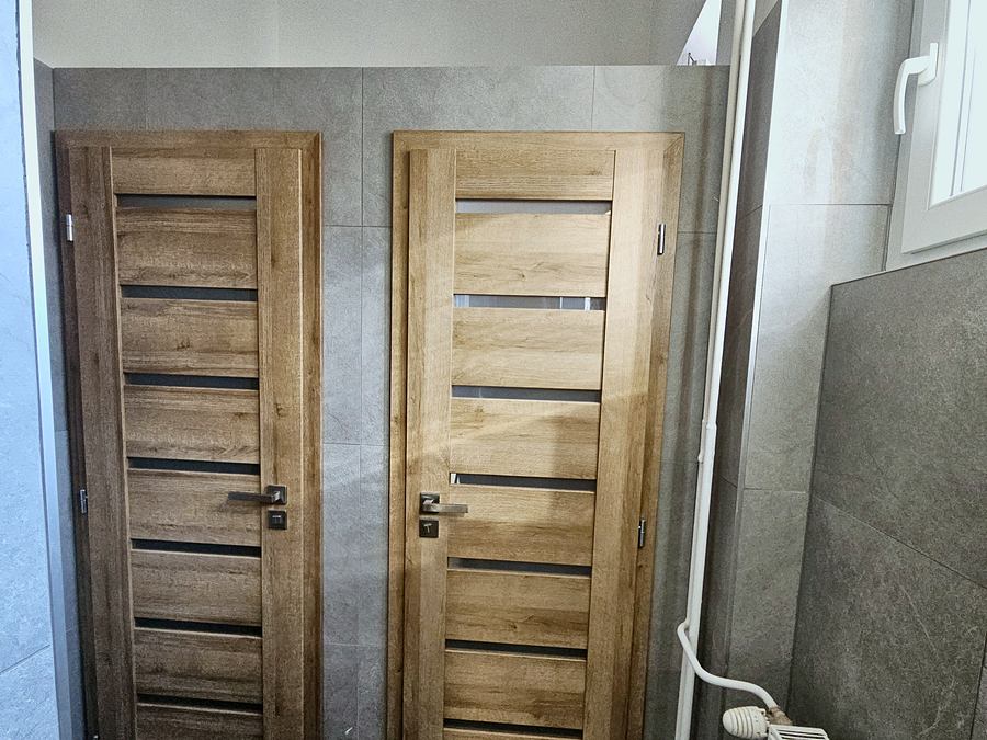 Drevené dvere WC kabíniek, Bánovce nad Bebravou