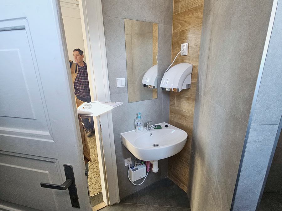 Umývadlo a dokončené povrchy, Bánovce nad Bebravou