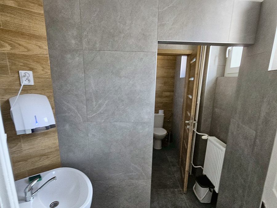 Detail obkladu a zavesenej sanity, Bánovce nad Bebravou