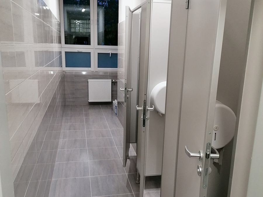 Chodba so sociálnymi zariadeniami po rekonštrukcii, Topoľčany