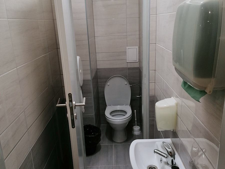 WC kabína s umývadlom a novým obkladom, Topoľčany