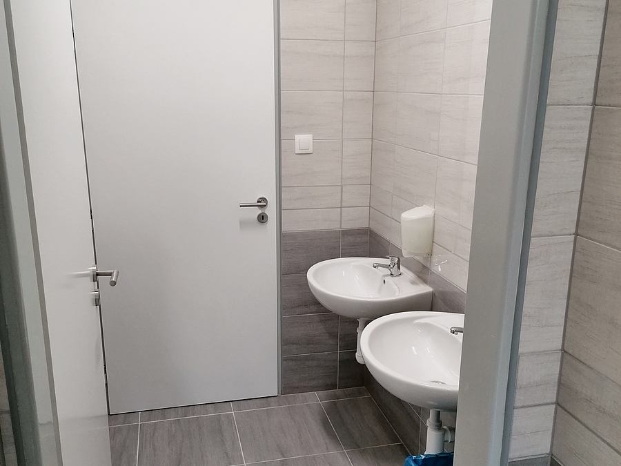 Sanita a obklad steny po dokončení, Topoľčany