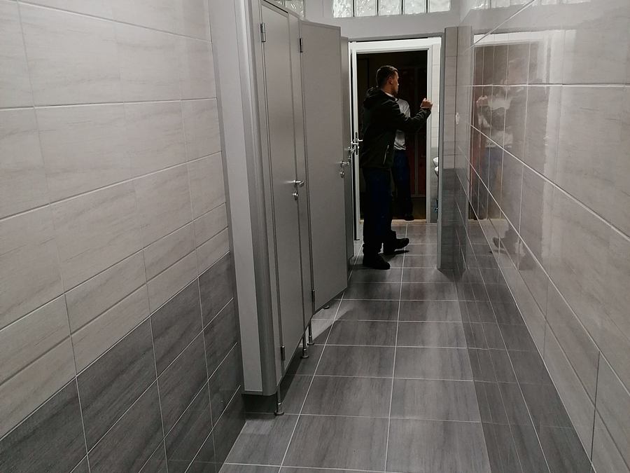 Nová dlažba v chodbe pri sociálnych zariadeniach, Topoľčany