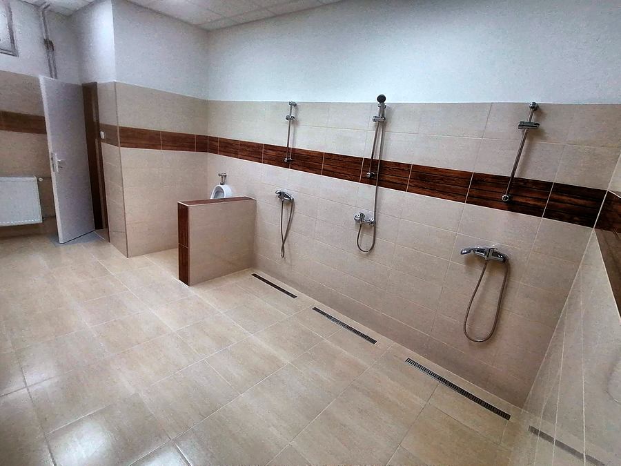 Hromadné sprchy v šatni po rekonštrukcii, Topoľčany