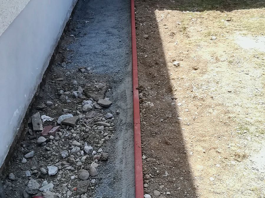 Pripravený podklad pred pokládkou zámkovej dlažby, Bedzany, okres Topoľčany