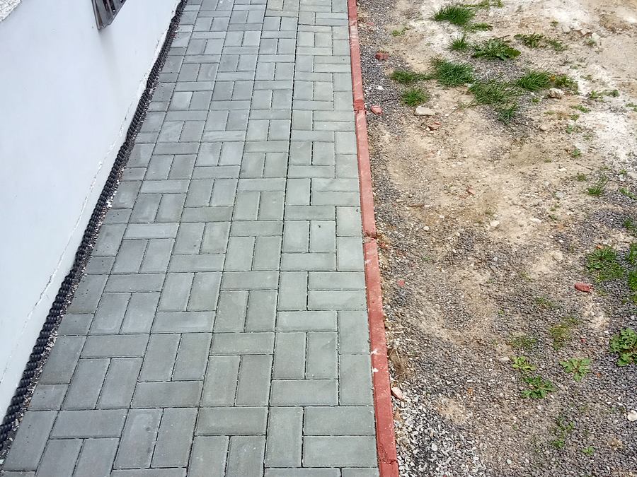Dokončený chodník zo zámkovej dlažby, Bedzany, okres Topoľčany