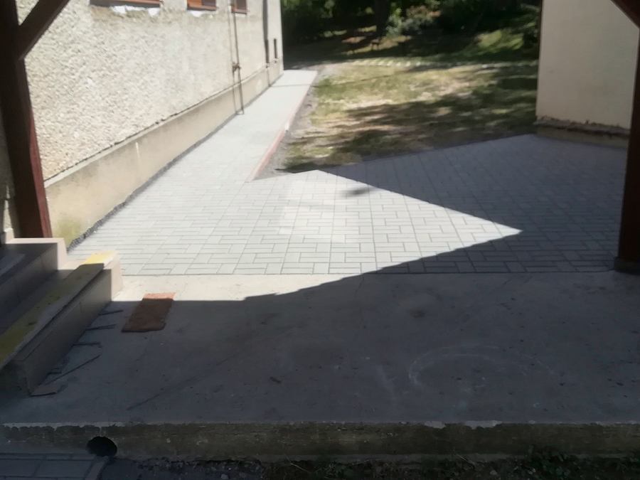 Zámková dlažba okolo budovy, Bedzany, okres Topoľčany
