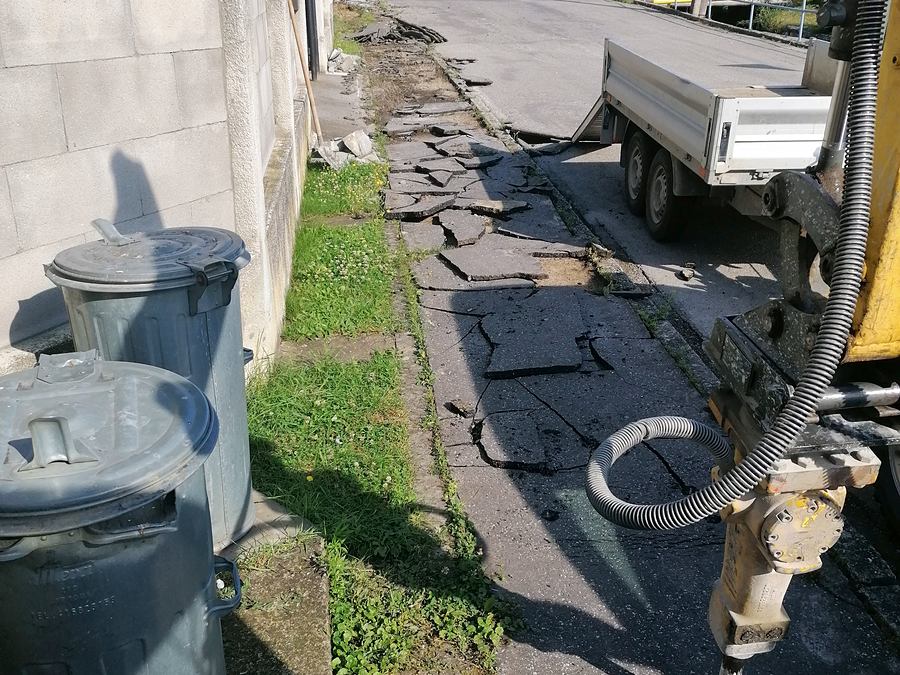 Odstránenie starého povrchu chodníka, Rajčany, okres Topoľčany