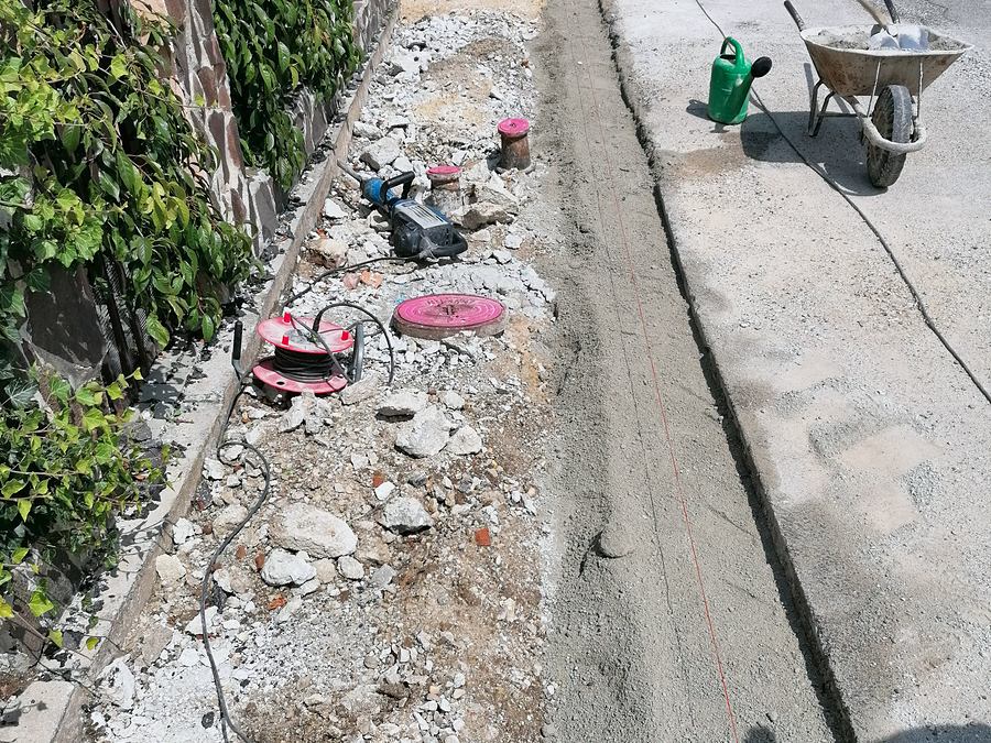 Osadenie obrubníkov pozdĺž chodníka, Rajčany, okres Topoľčany