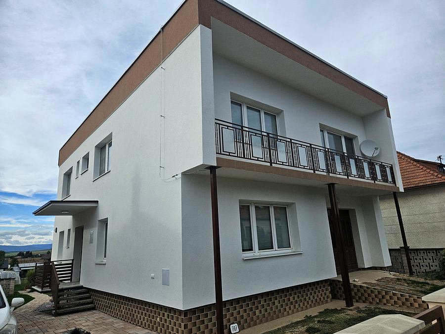 Dokončená zateplená fasáda s novou omietkou, Bošany, okres Partizánske